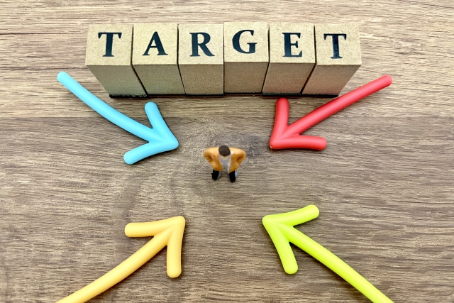 契約書を確認する人物